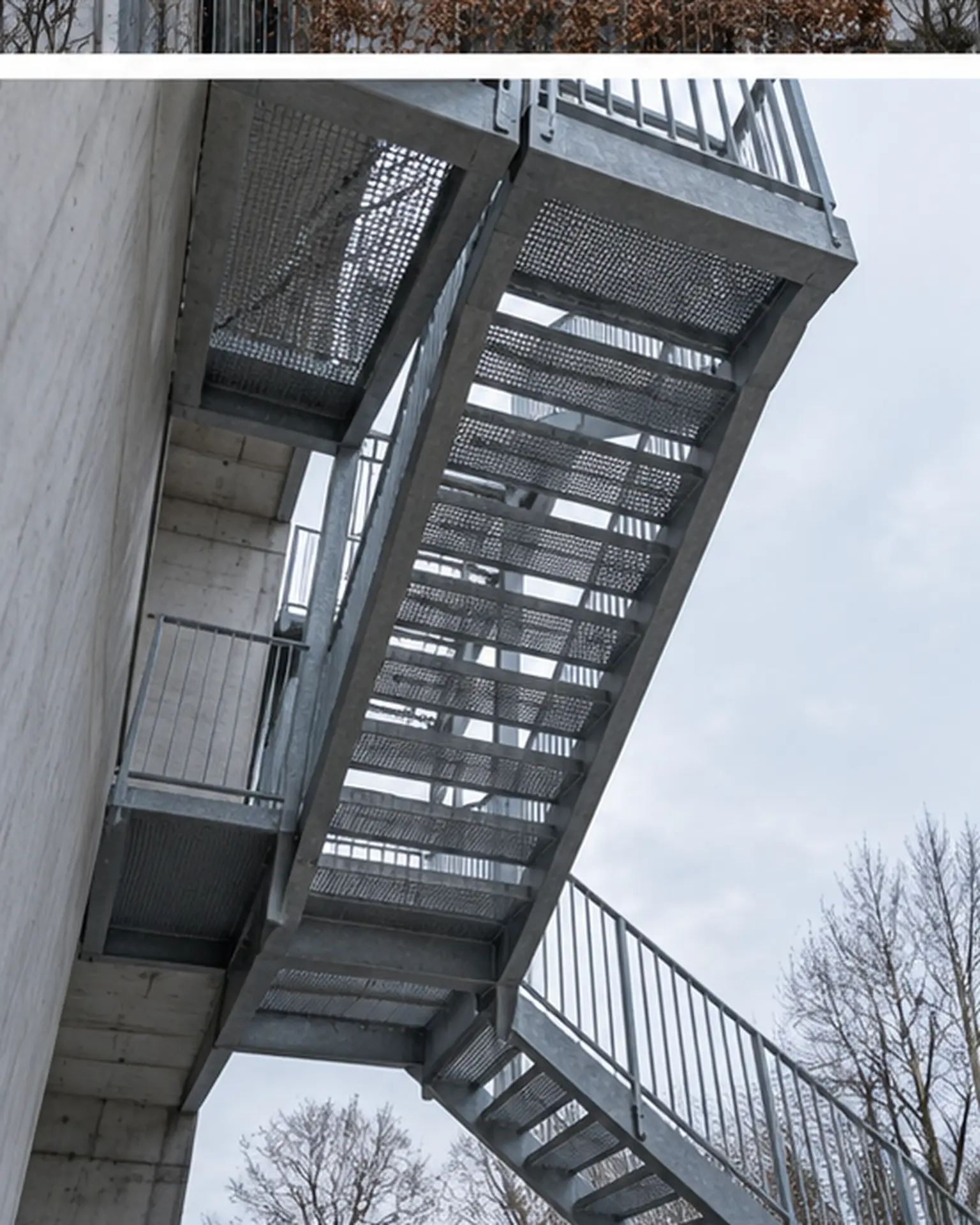 Stahltreppe von unten mit sichtbaren Stufen und Wange