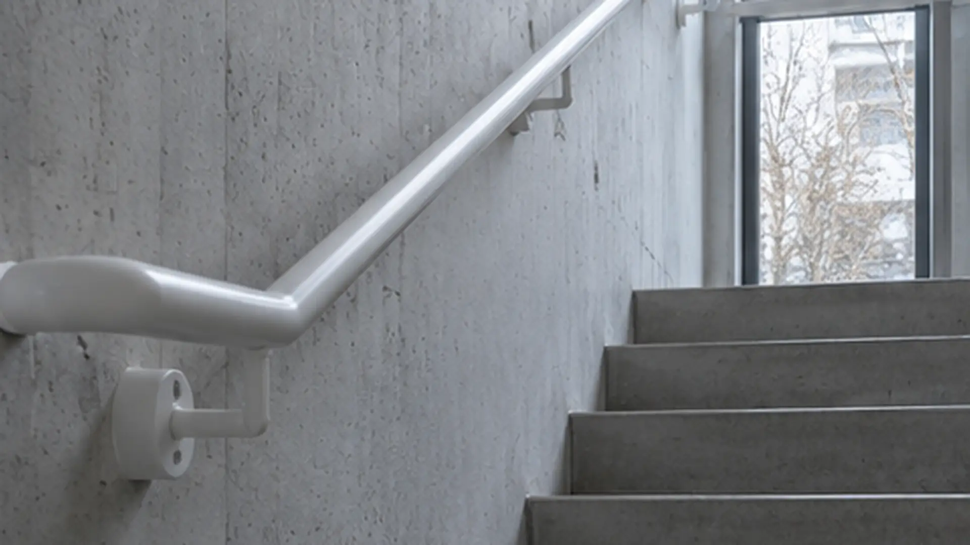 Handlauf entlang einer Treppenhauswand